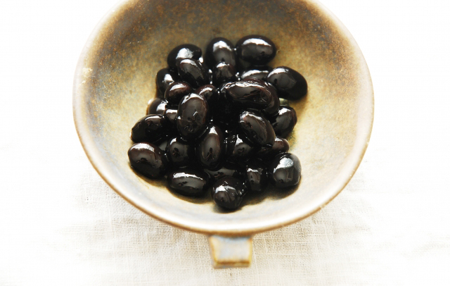 Soja dans les festivals japonais cooked-blacked-beans-kuromame