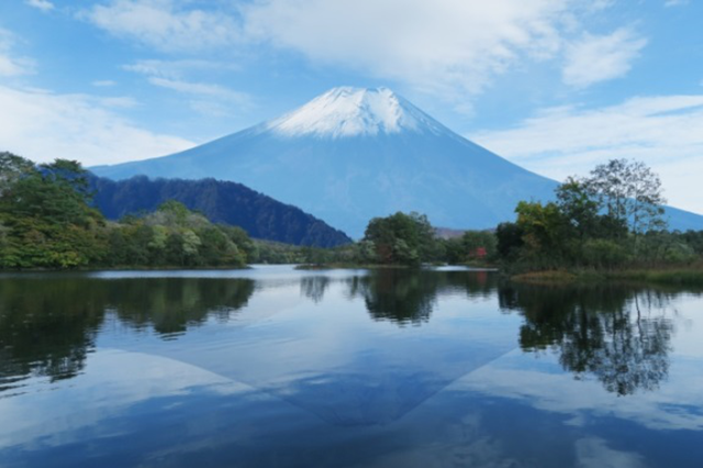 Trois choses magnifique que le mont Fuji reflète dans le lac Kawaguchi