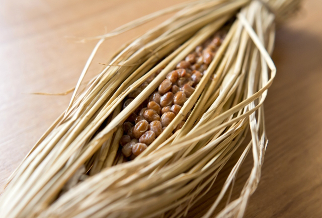 natto-dans-un-sac-de-paille-warairi