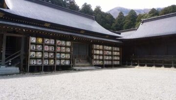sake-barrels-shinto-shrine