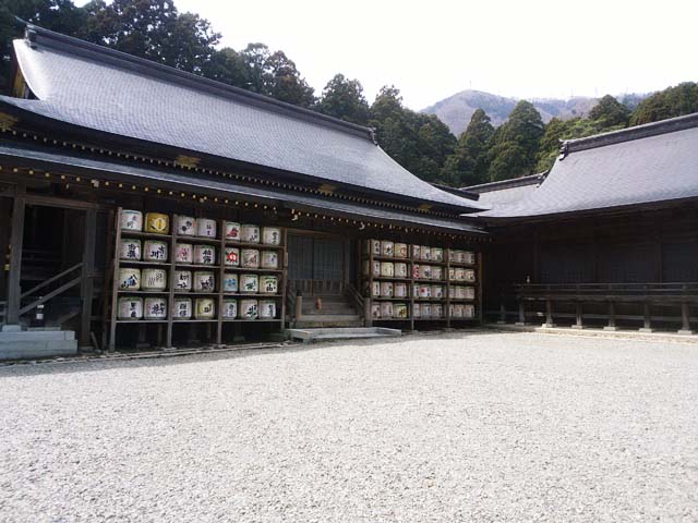 Fûts de saké dans un sanctuaire shinto