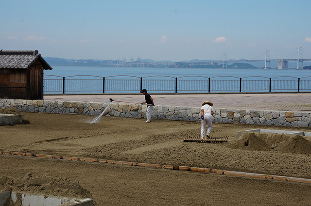 Champ de sel japonais pour puiser l'eau de mer