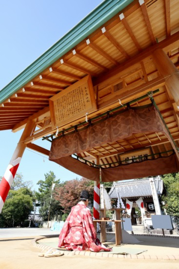 Prêtre shinto priant avant le match de sumo