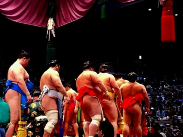 sumo-wrestlers-in-dohyo