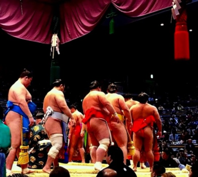 sumo-wrestlers-in-dohyo