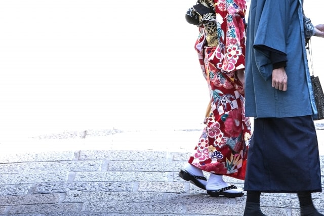 un couple en kimono pour la cérémonie du thé