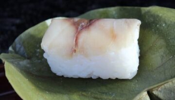 sushi-wrapped-by-leaf