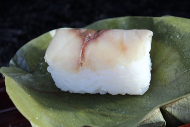 sushi-wrapped-by-leaf for preservation