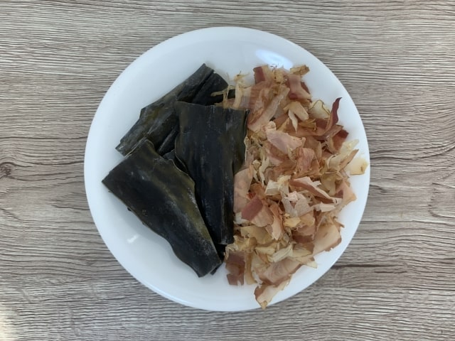 algue comestible (kombu) et bonite séchée rasée umami dashi