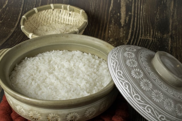 cuisson du riz dans un pot en argile