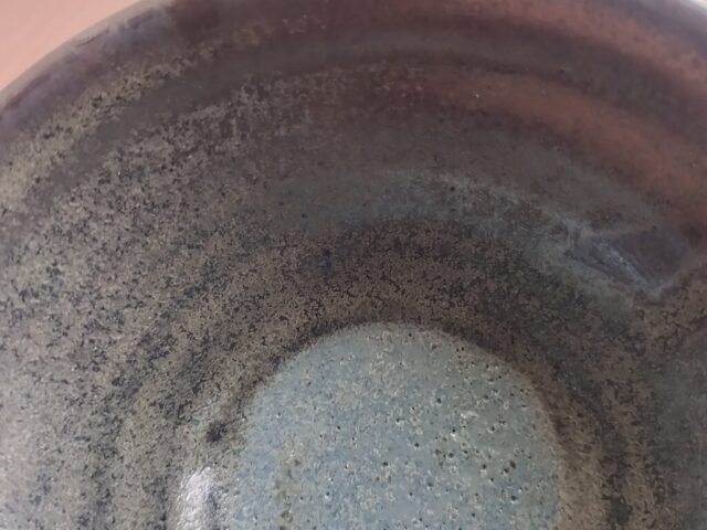 à l'intérieur du bol (poterie)