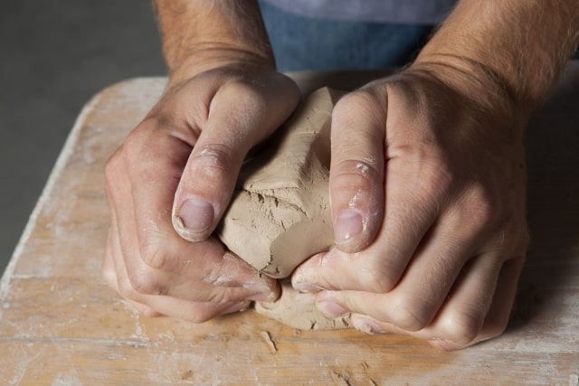 pétrir de l'argile pour faire poterie