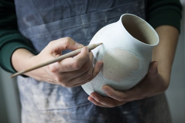 draw a picture on a pottery