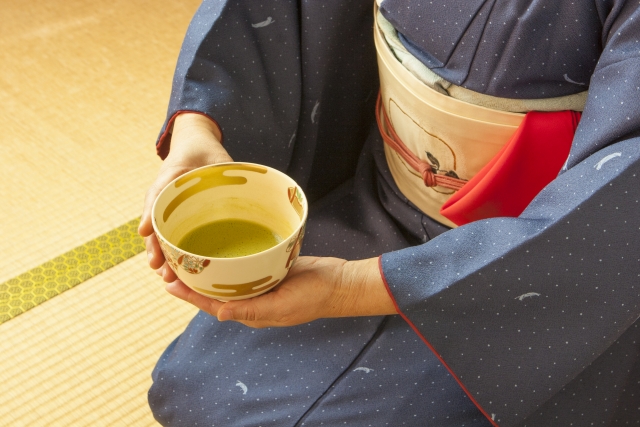 turn the Matcha bowl in tea ceremony